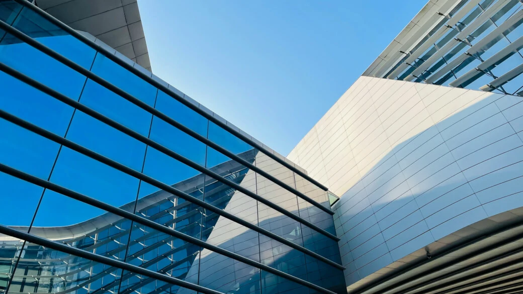 青空の下、ビルが写っている様子。